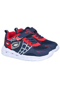 Zapatillas deportivas azules y rojas, hechas de malla y materiales sintéticos, con un diseño de telaraña, tira de velcro y suelas blancas.