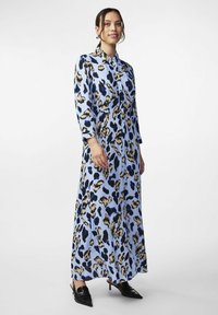 Abito lungo blu con stampa leopardata in nero e beige. Design con bottoni e colletto, maniche lunghe. Texture liscia.