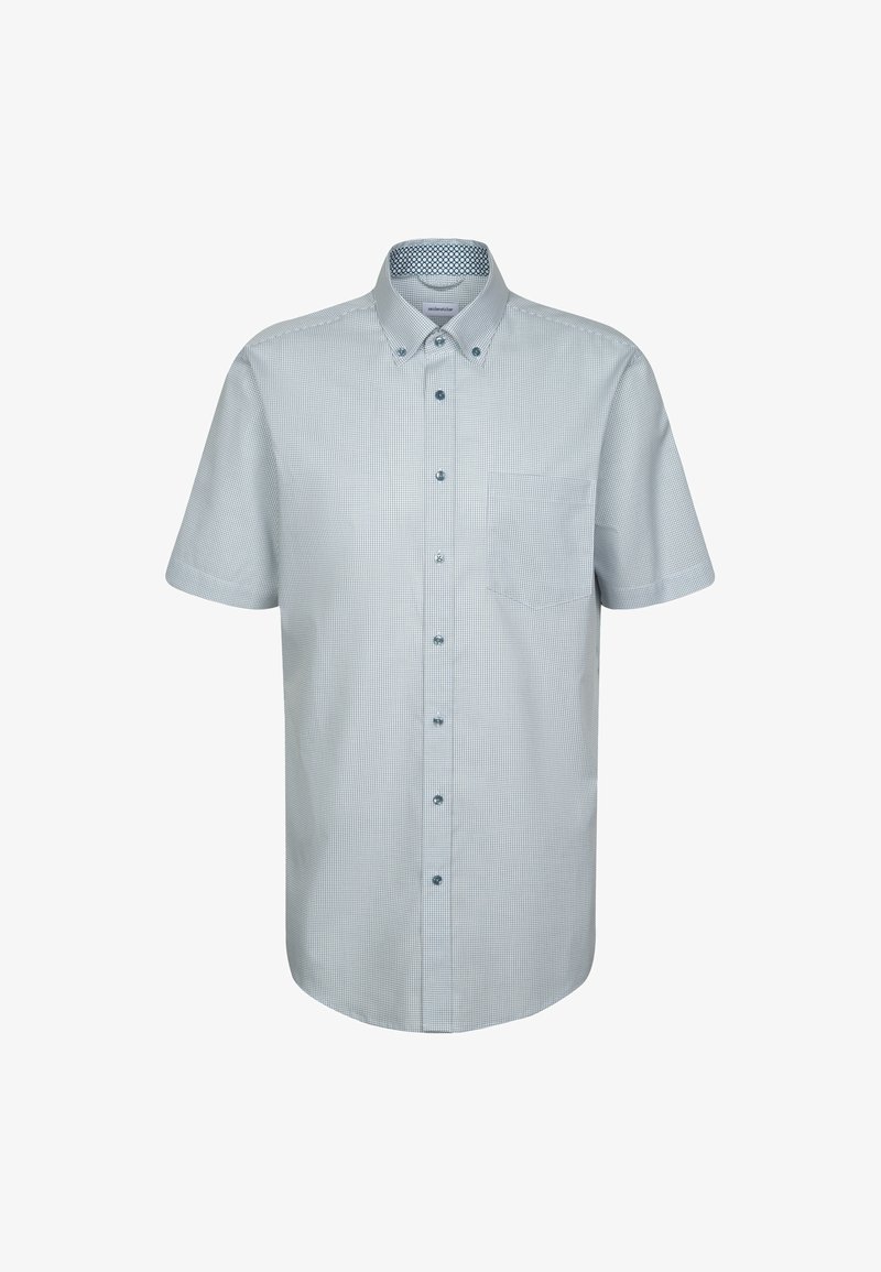 Chemise à manches courtes avec boutons, motif à carreaux subtil gris clair et bleu, poche poitrine unique, présentée sur fond blanc.
