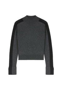 Ciemnoszary sweter z półgolfem, z dopasowanym kołnierzem, kontrastującymi czarnymi panelami na ramionach oraz ściągaczami na rękawach i dole. Gładka faktura z minimalnymi detalami.