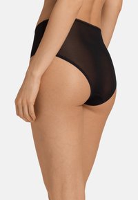 Zwarte high-waisted ondergoed met een doorzichtige textuur, gladde randen en minimale naden. Ontworpen voor een comfortabele pasvorm met een moderne, strakke silhouet.