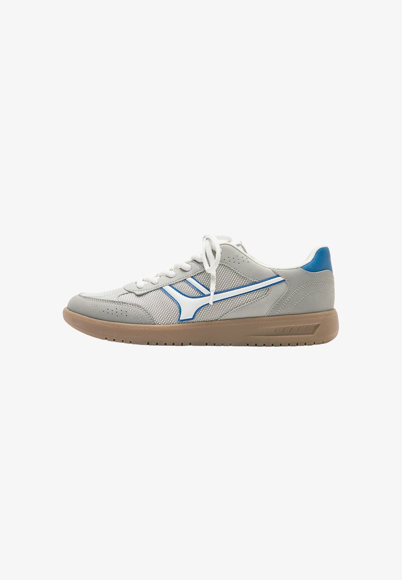 Baskets blanches et grises avec accents bleus, lacets blancs, panneaux en mesh et semelle marron clair, vues de profil sur fond blanc.
