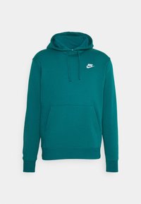 Teal Nike mikina s kapucí, přední kapsou, stahovací šňůrkou a bílým logem na hrudi. Vyrobena z měkkého materiálu s žebrovanými manžetami a lemem.