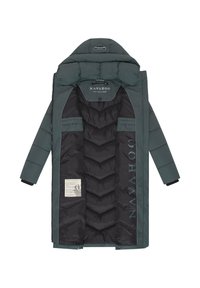 Cappotto imbottito verde scuro con colletto alto, texture trapuntata, tasche laterali e un interno nero a contrasto con etichetta e marchio.