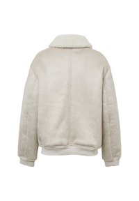 Giacca oversize beige con un colletto bianco in pelliccia, texture morbida e cuciture visibili. Include dettagli con polsini e orlo a coste.