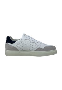 Sneaker in pelle bianca con accenti in suede grigio, lato perforato e linguetta del tallone blu navy. Presenta una suola in gomma bianca e un design classico con lacci.