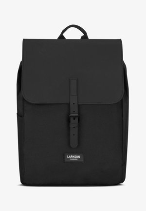 Fekete hátizsák, lehajtható fedéllel, csattal rögzítve. Tartós szövetből készült, elülső logópacával és oldalsó zsebekkel rendelkezik.