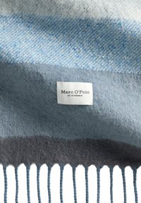 Szalik z mieszanki wełny, z poziomymi paskami w jasnoniebieskich i ciemnoniebieskich odcieniach, z frędzlami i białą, oznakowaną metką.