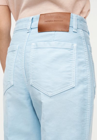 Φωτεινά γαλάζια βαμβακερά παντελόνια με δερμάτινο λογότυπο στη πίσω πλευρά, διπλές ραφές και δύο πίσω τσέπες.