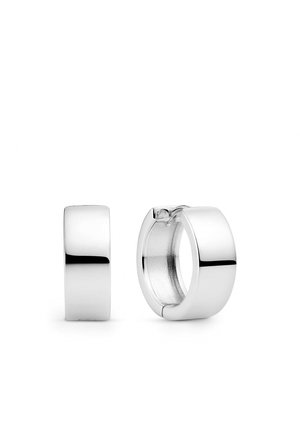 Par af polerede sølv hoop-øreringe, den ene vist lukket og den anden åben, mod en hvid baggrund.