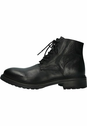 Botín de cuero negro hasta el tobillo con punta redonda, superficie texturada, cierre con cordones y suela rugosa. Presenta costuras sutiles y un diseño duradero.