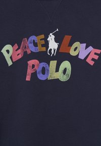 Námořnická mikina s barevným nápisem "MÍR LÁSKA POLO", nad kterým je silueta hráče polo v bílé barvě.