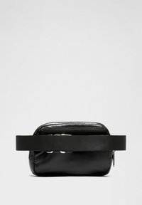 Fekete nylon táska textúrált tetejével, cipzárral és széles szövetpánttal. Kompakt téglalap alakú, sima külső felülettel.