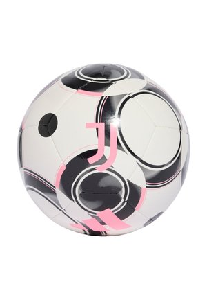 Balle de soccer blanche avec des motifs circulaires noirs et roses, arborant un logo rose bien visible. Fabriquée en matériau synthétique, texture lisse.