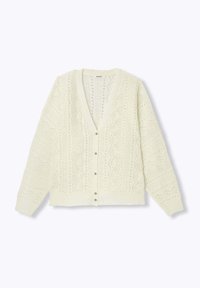 Cardigan couleur crème avec un col en V, présentant des motifs de tricot texturé, une fermeture à boutons et des poignets et un ourlet côtelés.