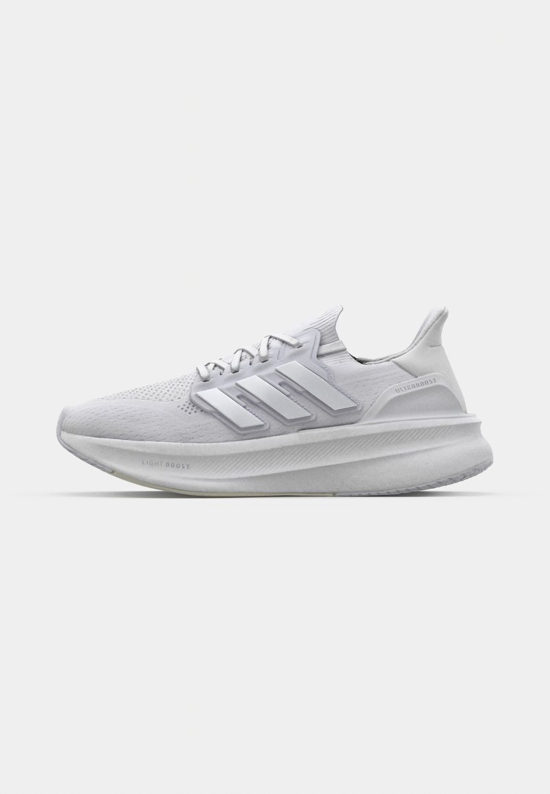 Weißer Sportschuh mit einem strukturierten Mesh-Obermaterial, dreidimensionalen Seitenstreifen und einer dicken Sohle, die mit 'LIGHT BOOST' gekennzeichnet ist.