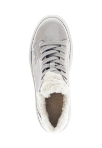 Grijze synthetische sneaker met een glanzende afwerking, nep-bont voering rond de enkel en platte grijze veters. Witte rubberen zool.
