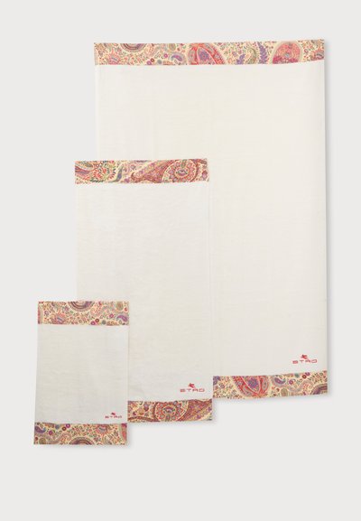 Trois serviettes blanches rectangulaires en petites, moyennes et grandes tailles avec des bordures à motif cachemire dans des tons rouges, orange et violet.