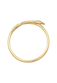 Guldtonad ring med en slät, rundad band och en ormformad detalj upptill, med en polerad yta för ett stilrent utseende.