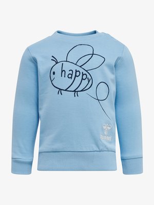 Lichtblauwe sweater met een zwart bijenafbeelding en het woord "happy." Inclusief geribbelde manchetten en halslijn, met drukknopen op de schouder.