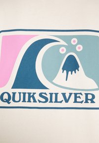 Diseño del logo de Quiksilver que presenta una ola y una montaña estilizadas, acompañadas de tres puntos. Los colores incluyen azul, rosa y blanco con un fondo texturizado.