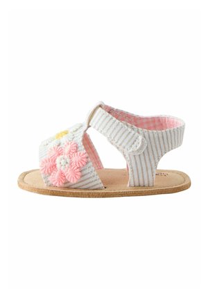 Sandale bébé rayée blanche et beige avec des fleurs brodées roses et blanches et une bride velcro à la cheville.