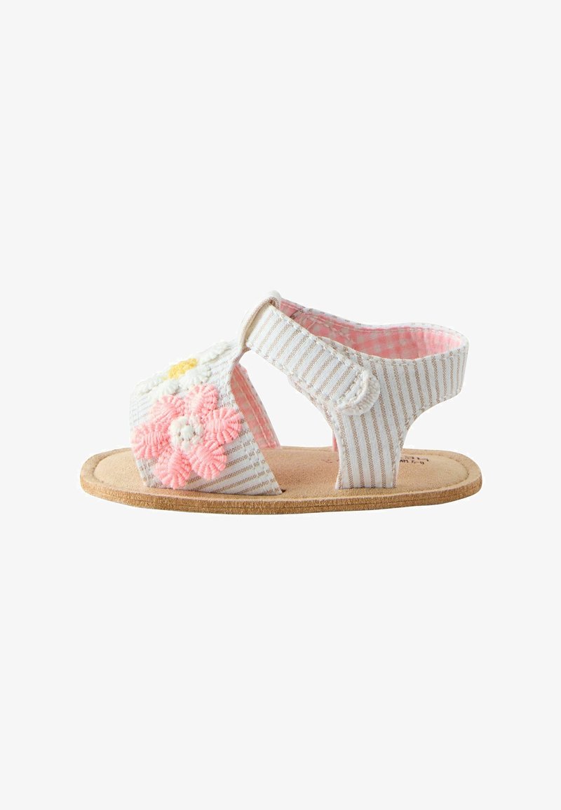 Sandale bébé rayée blanche et beige avec des fleurs brodées roses et blanches et une bride velcro à la cheville.