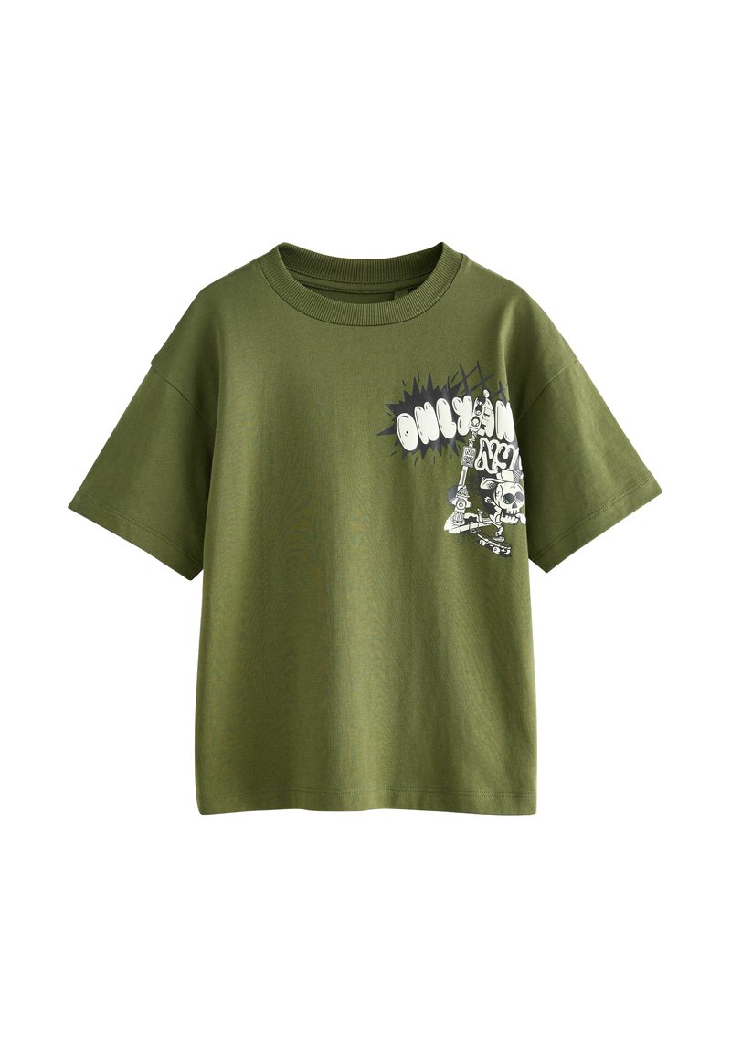 Camiseta de algodón verde oliva de manga corta, con escote redondo y diseño gráfico que presenta una calavera y texto en la parte delantera.