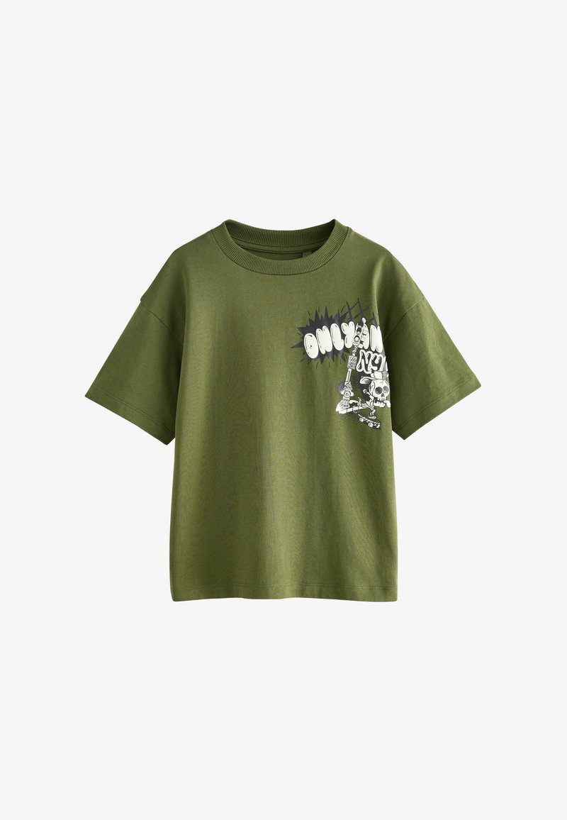 Olivově zelené bavlněné tričko s krátkým rukávem, kulatým výstřihem a grafickým designem zobrazujícím lebku a text na přední straně.