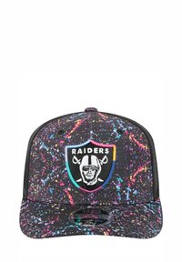 Schwarze Kappe mit einem bunten Spritzmuster. Verfügt über ein gesticktes Raiders-Logo, einen flachen Schirm und einen Snapback-Verschluss.