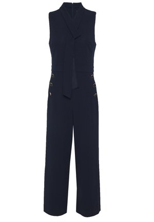Ärmelloser marineblauer Jumpsuit mit weitem Bein, einem Halstuch-Detail und goldenen Knöpfen an den Taillenseiten.