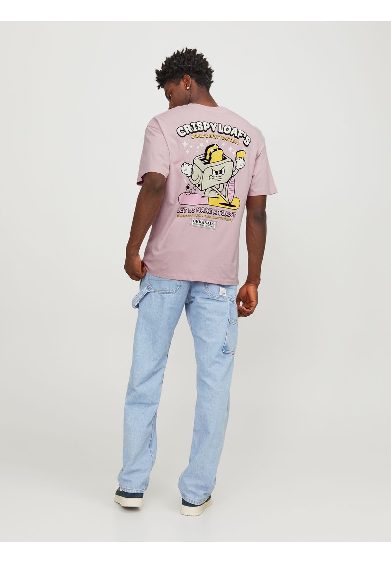 Lyserød grafisk t-shirt med et cartoon-brødristerdesign på ryggen, parret med lyseblå cargo-bukser. Enkel tekstur, afslappet pasform.