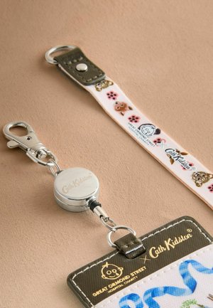 Chowany uchwyt na identyfikator o srebrnym wykończeniu, wyposażony w różowy pasek z wzorem zwierząt oraz brązowy akcent ze skóry.