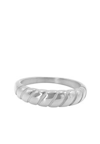 Anello d'argento con un design intrecciato con sezioni alternate opache e lucide. Texture liscia, banda arrotondata per il comfort.