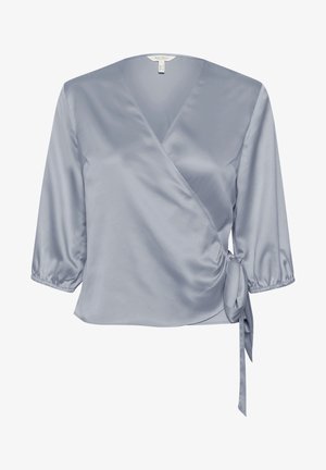 Sudraba satīna apvalks ar trim ceturtdaļu pūkainajām piedurknēm un sānu saitēm, piedāvājot gludu tekstūru un v-veida dekoltē.