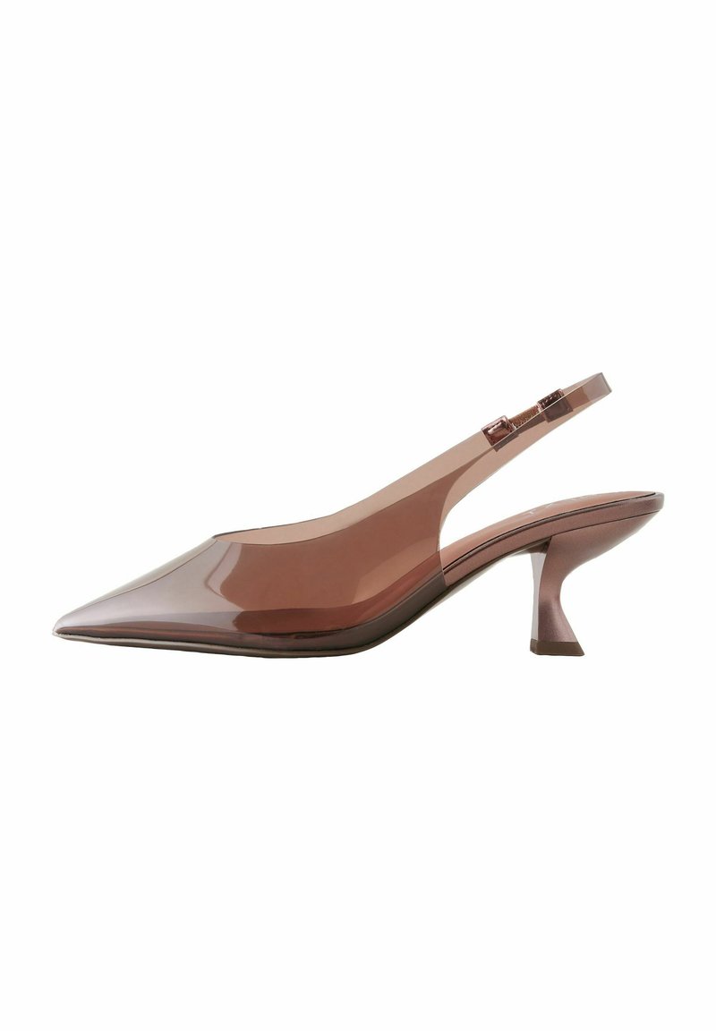 Ruskea läpinäkyvä slingback-korkokenkä, jossa on teräväkärkinen muoto ja muotoiltu korko. Valmistettu kiiltävästä materiaalista, jossa on minimalistinen muotoilu ja säädettävä hihna.