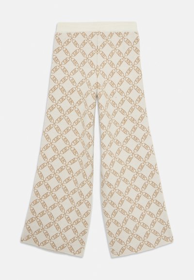 Pantalons larges en tissu crème clair avec un motif géométrique tan sur l'ensemble. Texture douce avec une taille ajustée.