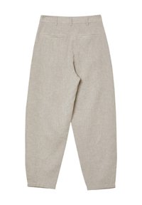Pantalons en lin beige à coupe décontractée, avec un devant plat, des poches arrière et des chevilles fuselées. Tissu texturé avec une finition naturelle.