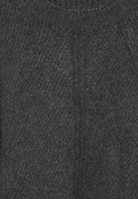Maglione lavorato a maglia grigio scuro con un motivo testurizzato, scollo a coste e materiale morbido. Le fibre visibili conferiscono un aspetto accogliente.