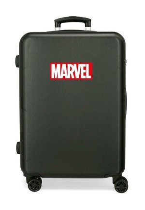 Maleta rígida negra con cuatro ruedas y asa retráctil, con un gran logo de MARVEL blanco delineado en rojo en la parte delantera.