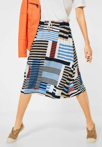 Polvisen pituinen hame, jossa on sekoitus rohkeita geometrisia kuvioita sinisen, punaisen, beigen ja mustan sävyissä, valmistettu kevyestä, sileästä kankaasta.