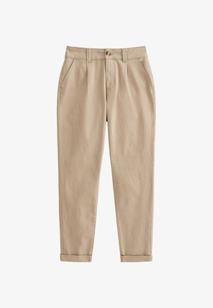 Beige chino's van lichtgewicht katoenstof. Heeft een taps toelopende pijp, voorplooien, zijzakken en opgerolde mouwen. Geborstelde textuur.