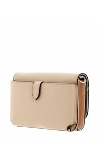 Portefeuille en cuir beige texturé avec une languette à fermeture à bouton pression, des bords cousus et un anneau métallique fixé sur le côté.