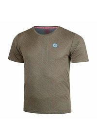 Camiseta marrón de manga corta con textura de puntos y un logo azul en el pecho izquierdo. Cuello redondo con una costura interior roja en contraste.