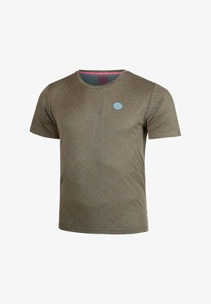 Braunes Kurzarm-T-Shirt mit gepunkteter Textur und einem blauen Logo auf der linken Brust. Runder Ausschnitt mit einem kontrastierenden roten Innennaht.