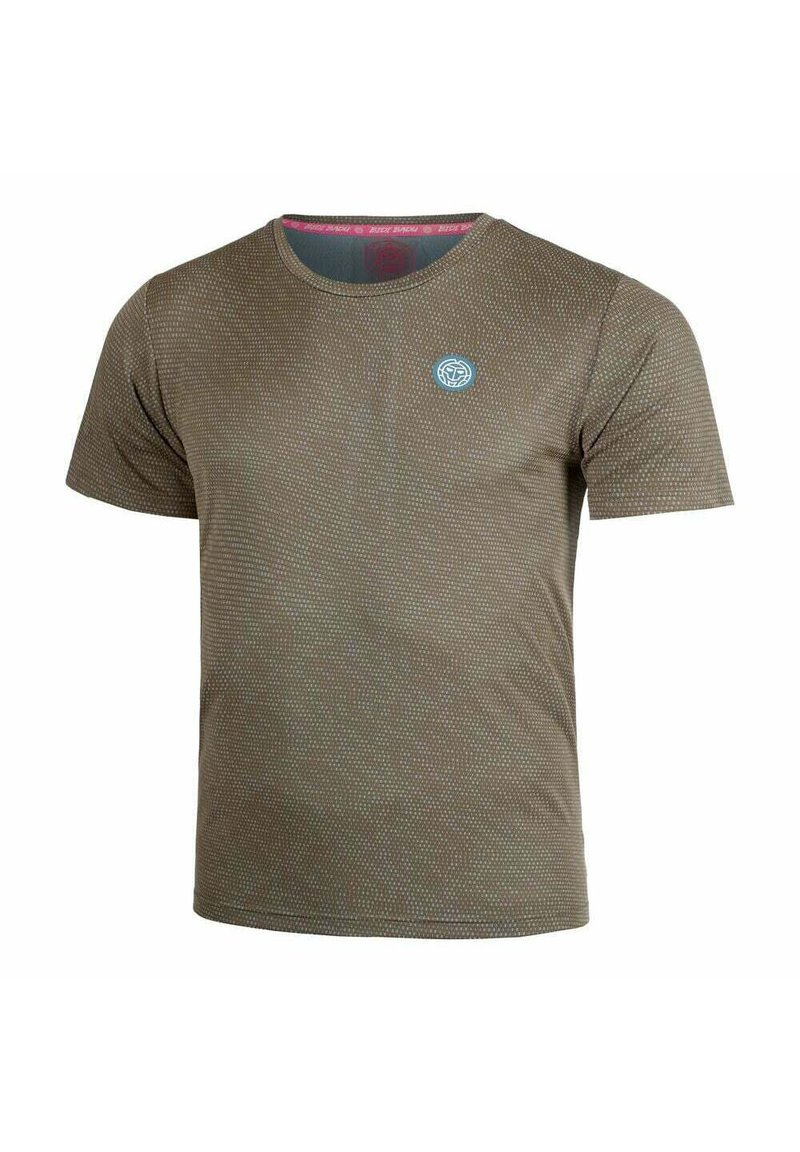 Camiseta marrón de manga corta con textura de puntos y un logo azul en el pecho izquierdo. Cuello redondo con una costura interior roja en contraste.