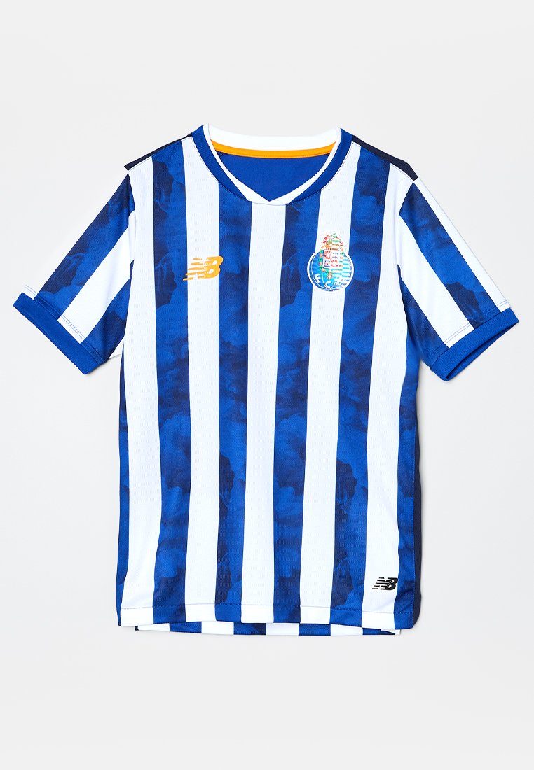 Blauw-wit gestreept voetbalshirt van ademend materiaal. Voorzien van een V-hals kraag, logo op de borst en textuurpatronen op de strepen.