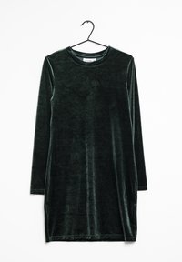 Robe longue en velours vert à manches longues avec un col rond, présentant une texture lisse et une coupe droite, accrochée à un cintre noir.