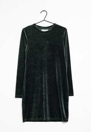 Grünes Samtkleid mit langen Ärmeln und Rundhalsausschnitt, mit einer glatten Textur und geradem Schnitt, auf einem schwarzen Kleiderbügel präsentiert.