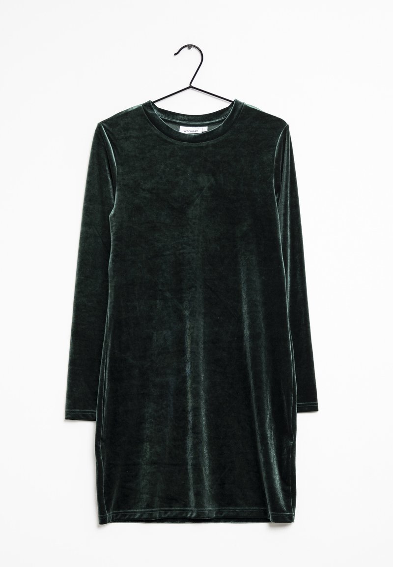 Robe longue en velours vert à manches longues avec un col rond, présentant une texture lisse et une coupe droite, accrochée à un cintre noir.